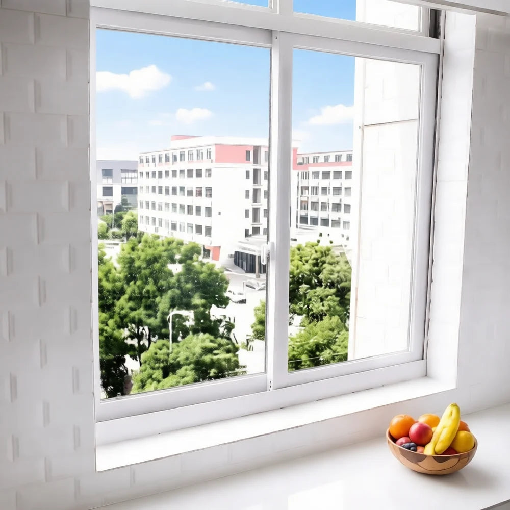 Ventana abierta de una cocina con vista a los árboles